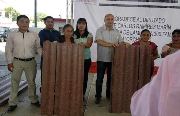 Celebran entrega de láminas a 300 familias antorchistas