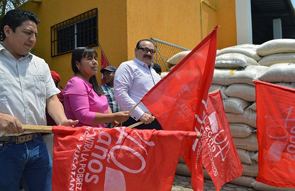 Entrega de maíz a familias antorchistas de Tecoh