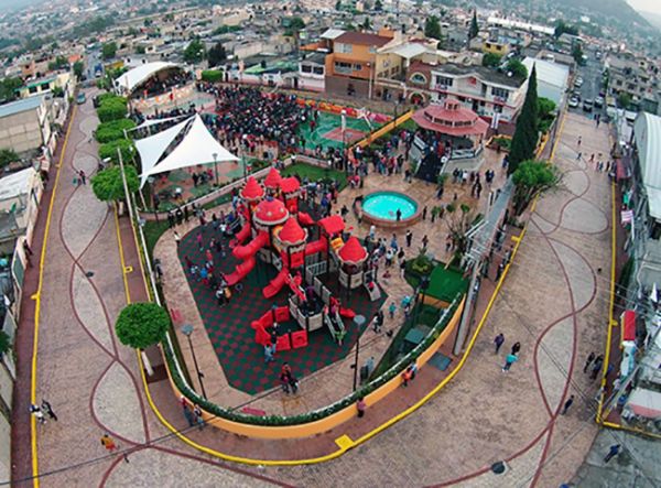 Explanada y jardín nuevos en la colonia El Tejolote 