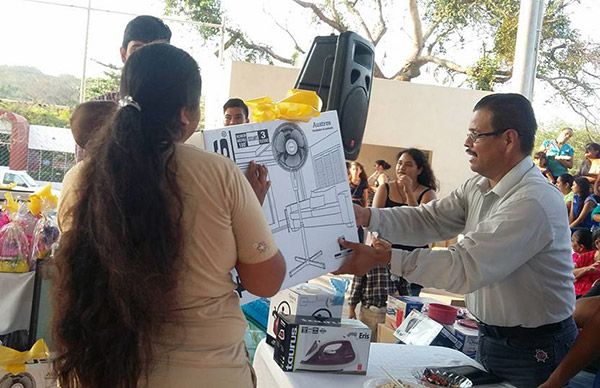 Antorcha celebra el día de las madres en Armería