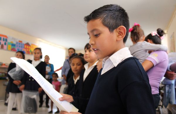 Alcalde antorchista entrega apoyos en pro de la educación en Villa de Arriaga.