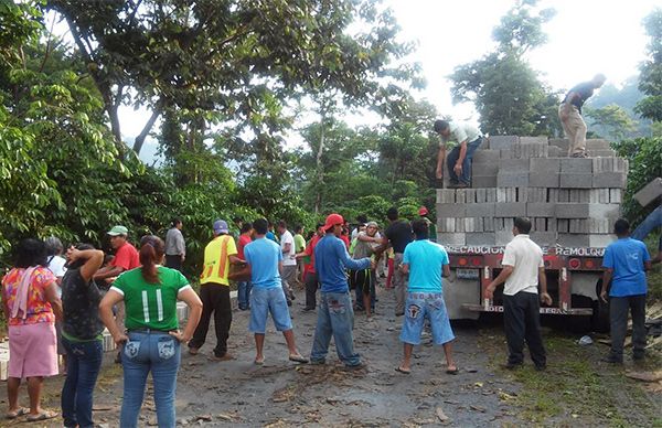 Antorcha entrega material para vivienda en la zona alta  de Tapachula