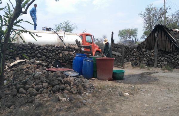 En Armadillo de los Infante se atiende el problema de falta de agua.