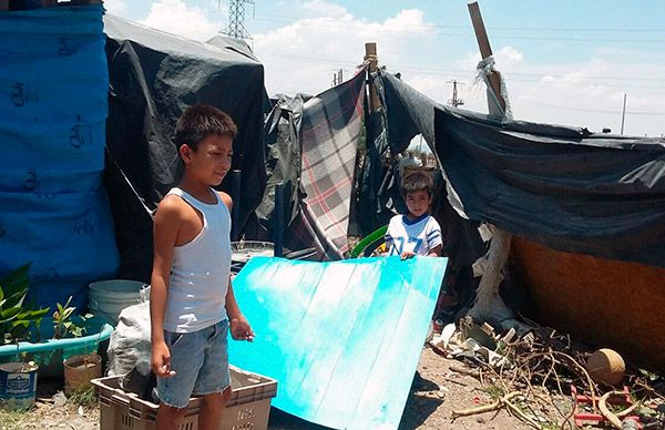 Rehubican a familias que viven en zona de alto riesgo 