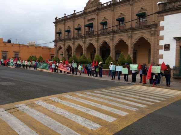 Con cadena humana en exigen cumplimiento del gobierno hidalguense