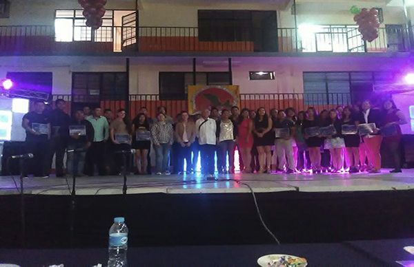 Estudiantes egresados realizan su cena de graduación