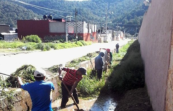 Antorchistas logran desazolve del canal de dren pluvial