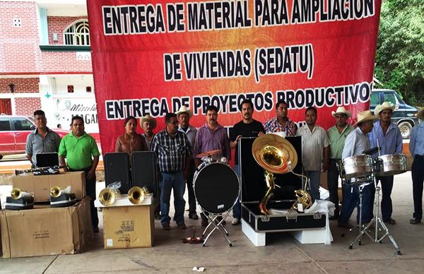 Entrega Antorcha instrumentos musicales a grupos de Copanatoyac y Zapotitlán Tablas