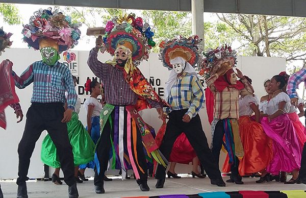 Grupos Culturales celebran a los abuelitos