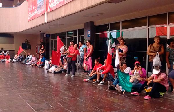 Por falta de apoyo a vivienda, instalan plantón en Mexicali