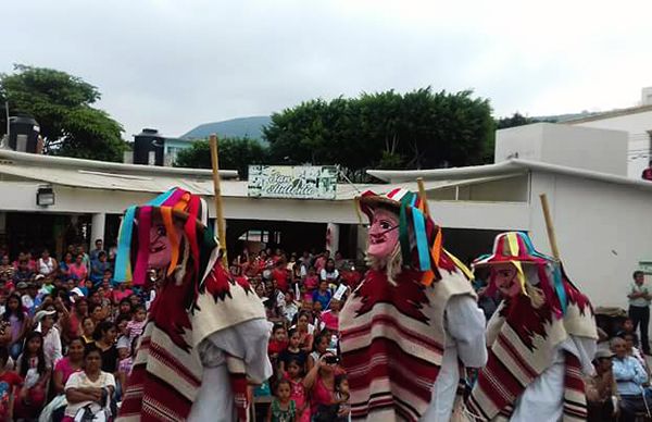 Combaten represión perredista con cultura