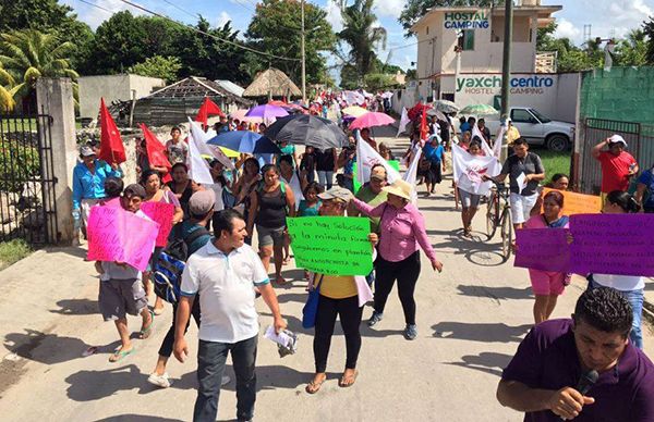 Antorchistas marchan por principales calles de Bacalar