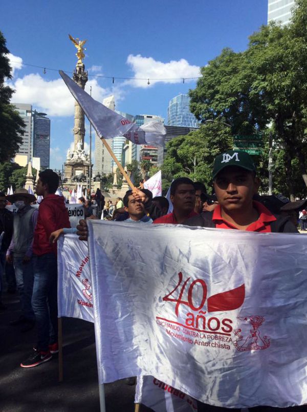 Marchan 15 mil contra persecución de gobiernos perredistas