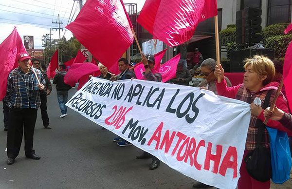 Protestan en SHCP en demanda de liberación de recursos para obras y servicios