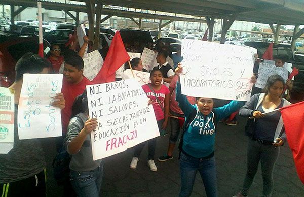 A falta de soluciones a demandas educativas, instalan  plantón en Congreso del Estado 