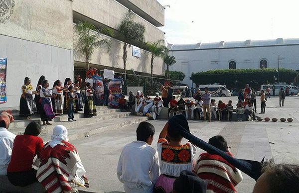 Estudiantes piden construcción de instalaciones educativas