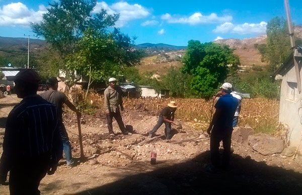 Arranca pavimentación de calle principal en Zoquitipa 