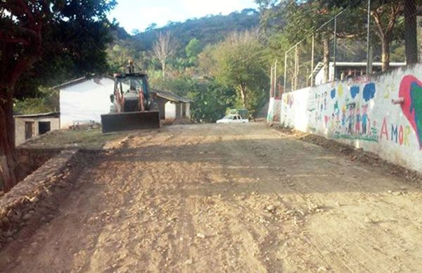 Inician pavimentaciones en dos comunidades de Chilapa