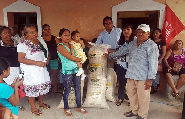  Entrega de juguetes y maíz a pobladores de Sitilpech