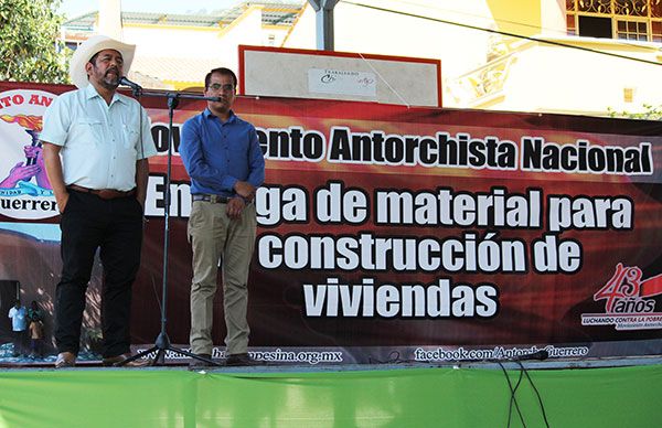 Antorcha entrega material para construcción de viviendas