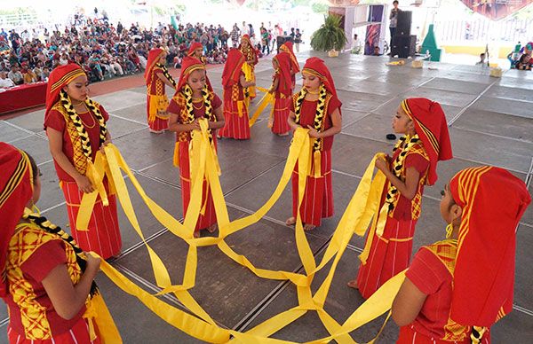 Profesionalismo infantil sorprende en certamen de danza tradicional  