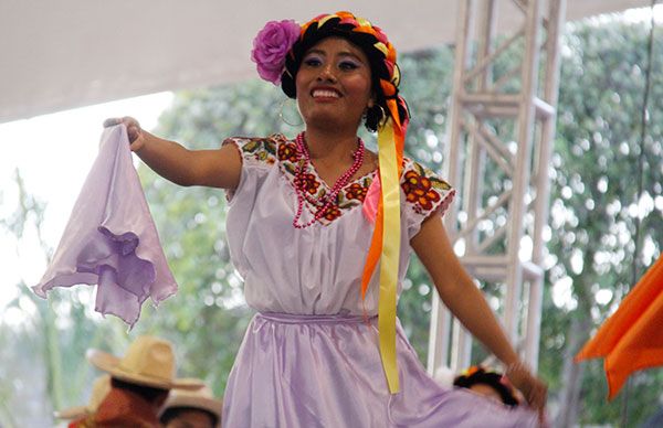 Antorcha sólo quiere educar al pueblo: bailarina de Guerrero