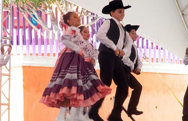 Bailan como nunca en certamen de danza folclórica 