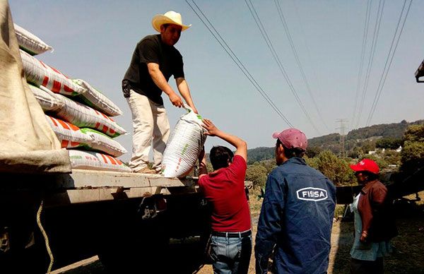 Campesinos de Xochimilco serán beneficiados con fertilizante