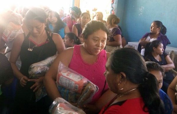 Entrega de despensas a familias antorchistas