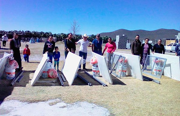 Siguen entregando paquetes de material a familias humildes