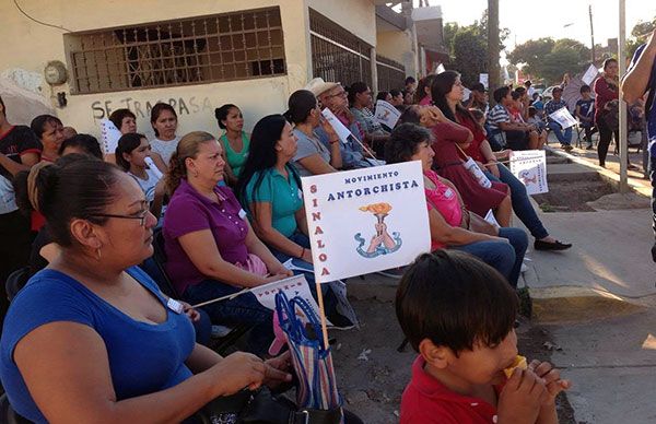 Agremiados presentes en importante ponencia