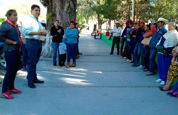 Alcaldesa de Miquihuana compromete apoyos y solución a obras