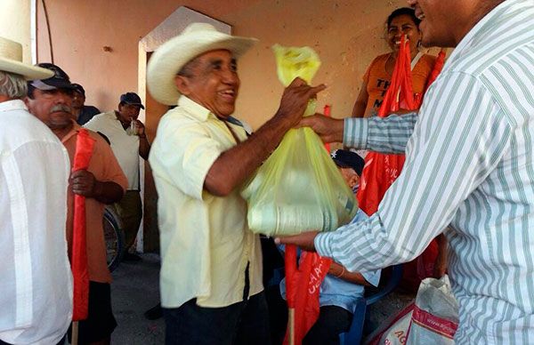 Entrega de insumos agrícolas a productores