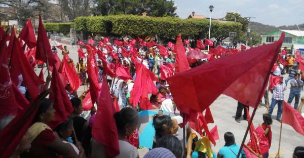 Marchan para exigir que Cástulo Escobedo atienda demandas de familias oaxaqueñas. 