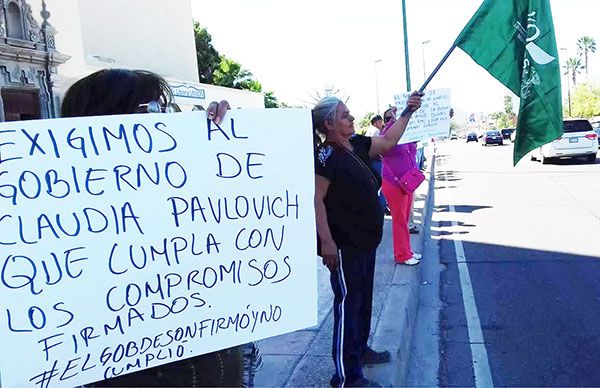 Con cadena humana, protestan por incumplimiento del gobierno estatal  