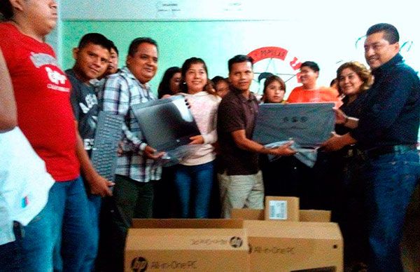 Entrega SAICA equipo de cómputo a estudiantes