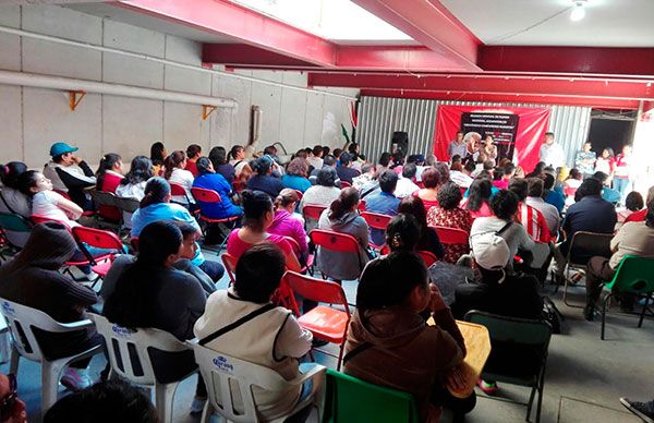 Antorchistas de Azcapotzalco reciben conferencia de Gloria Brito Nájera