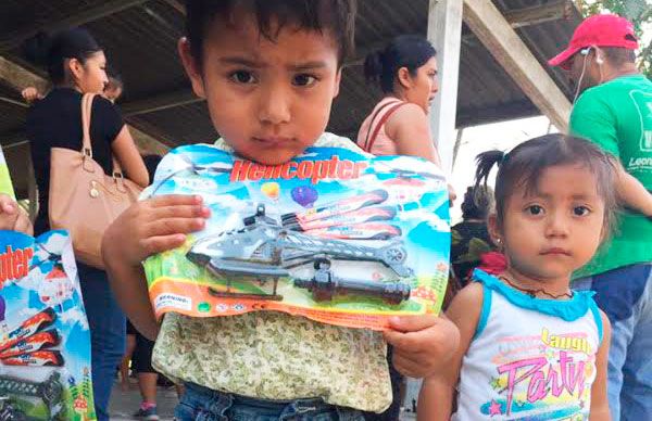 Entrega de juguetes a niños antorchistas