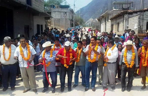 Inauguran pavimentación en colonia El Dorado