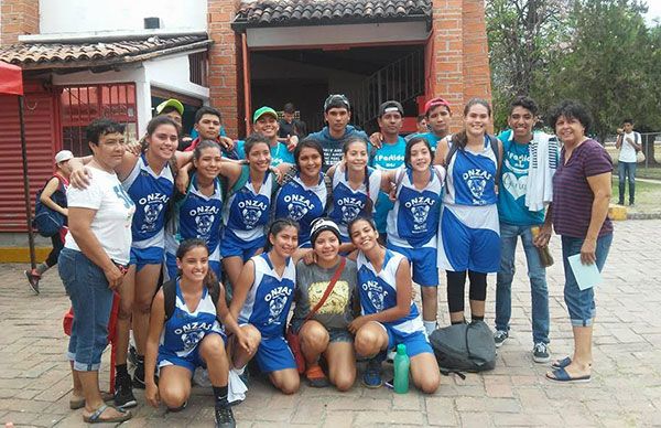 Felicitaciones a jugadores de basquetbol