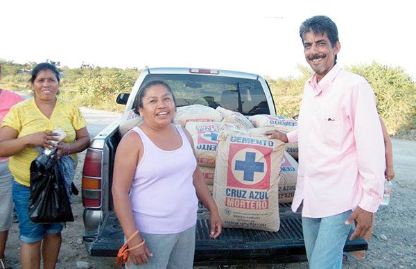 Entregan cemento a familias humildes de El Carmen