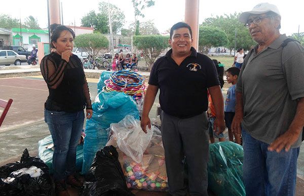 Entregan juguetes y regalos  a niños y madres de Motul