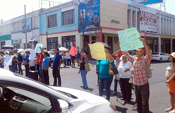 A falta de cumplimiento, protestan en ayuntamiento de Hermosillo 