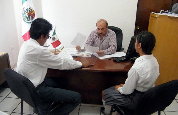 Maestros y alumnos gestionan ante la presidencia municipal de El Carmen