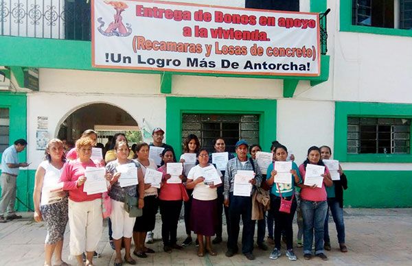  Entregan bonos de apoyo a la vivienda a beneficiarios de seis municipios 