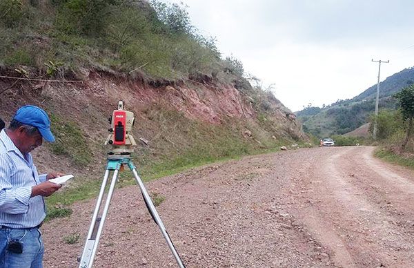  Continúa Antorcha mejorando carreteras de La Montaña 