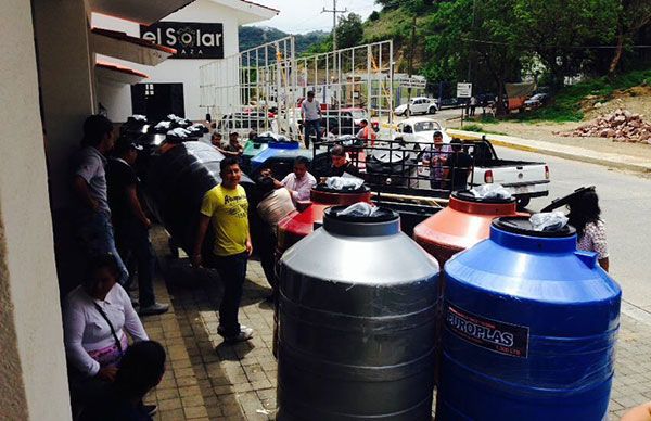 Entrega Antorcha tinacos a 38 familias humildes de Taxco