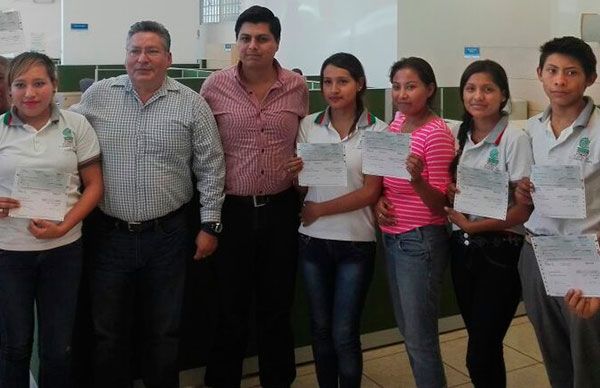 Alumnos del COBAT 23 Ing.Aquiles Córdova Morán de Jaumave reciben becas de ITABEC