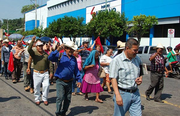 En demanda de fertilizantes, realizan marcha-mítin en delegación de Sagarpa 