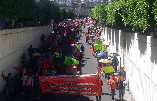 Marcha-mitin frente al ayuntamiento de Chilpancingo